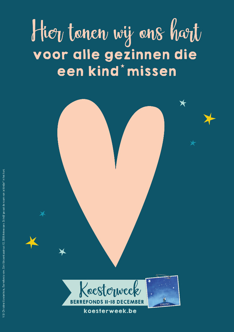 Affiche van Koesterweek op een donkerblauwe achtergrond met een groot hart, sterren en de tekst: “Hier tonen wij ons hart voor alle gezinnen die een kind missen.