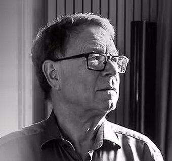 Zwart-witportret van Manu Keirse, gefotografeerd bij een raam.